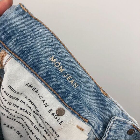 AMERICAN EAGLE Mom‎ Jeans Light Wash Destructed Womens Size 2L - Picture 7 of 8